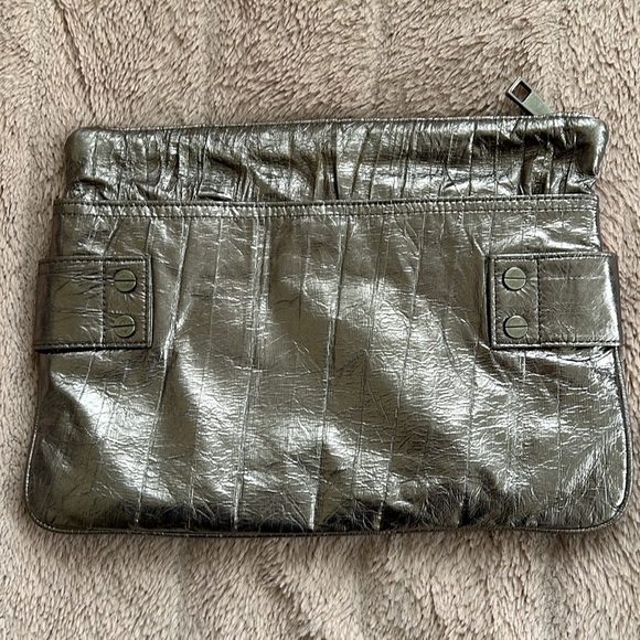 Matt & Nat Metallic silver vegan clutch, great condition, multi pocket** premium - Picture 2 of 9